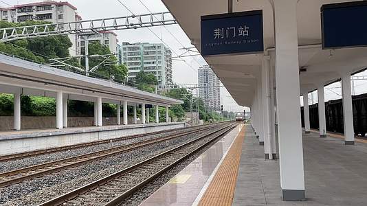 荆门站火车驶入站台视频的预览图
