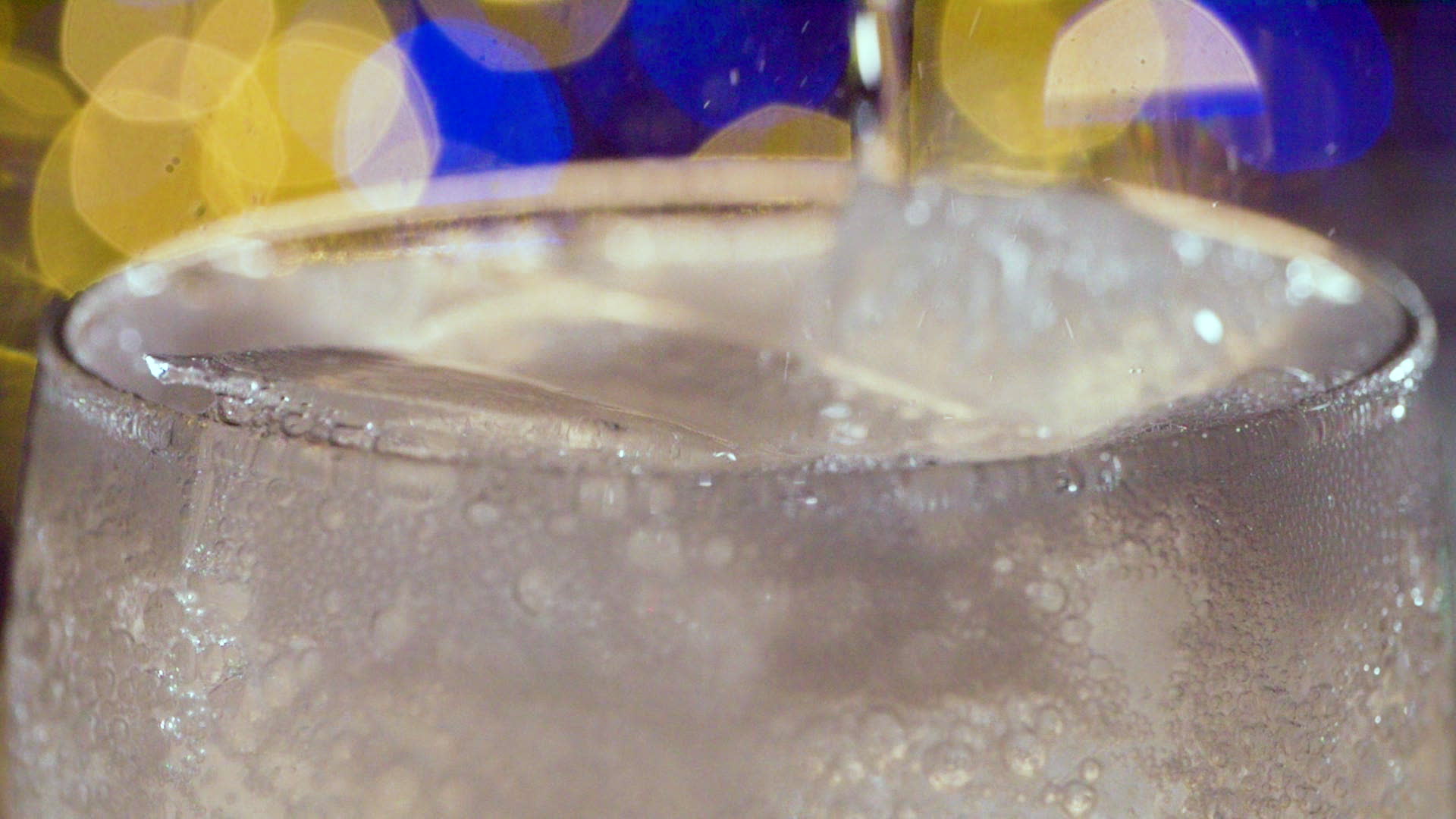 慢动作雪碧升格柠檬青柠檬冰爽夏天夏日饮品饮料清凉夏天气泡饮料碳酸饮料气泡上升冰块冰镇饮料柠檬水视频的预览图