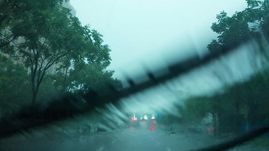 上海暴雨雨季梅雨高架道路视线模糊车内第一视角内涝下雨夏天下雨城市水灾打伞下雨送外卖冒雨前行视频的预览图