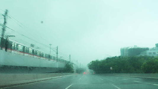 上海暴雨雨季梅雨高架道路视线模糊车内第一视角内涝下雨夏天下雨城市水灾打伞下雨送外卖冒雨前行雨中行视频的预览图