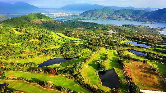 海南三亚神泉国际高尔夫球场4K航拍视频视频的预览图
