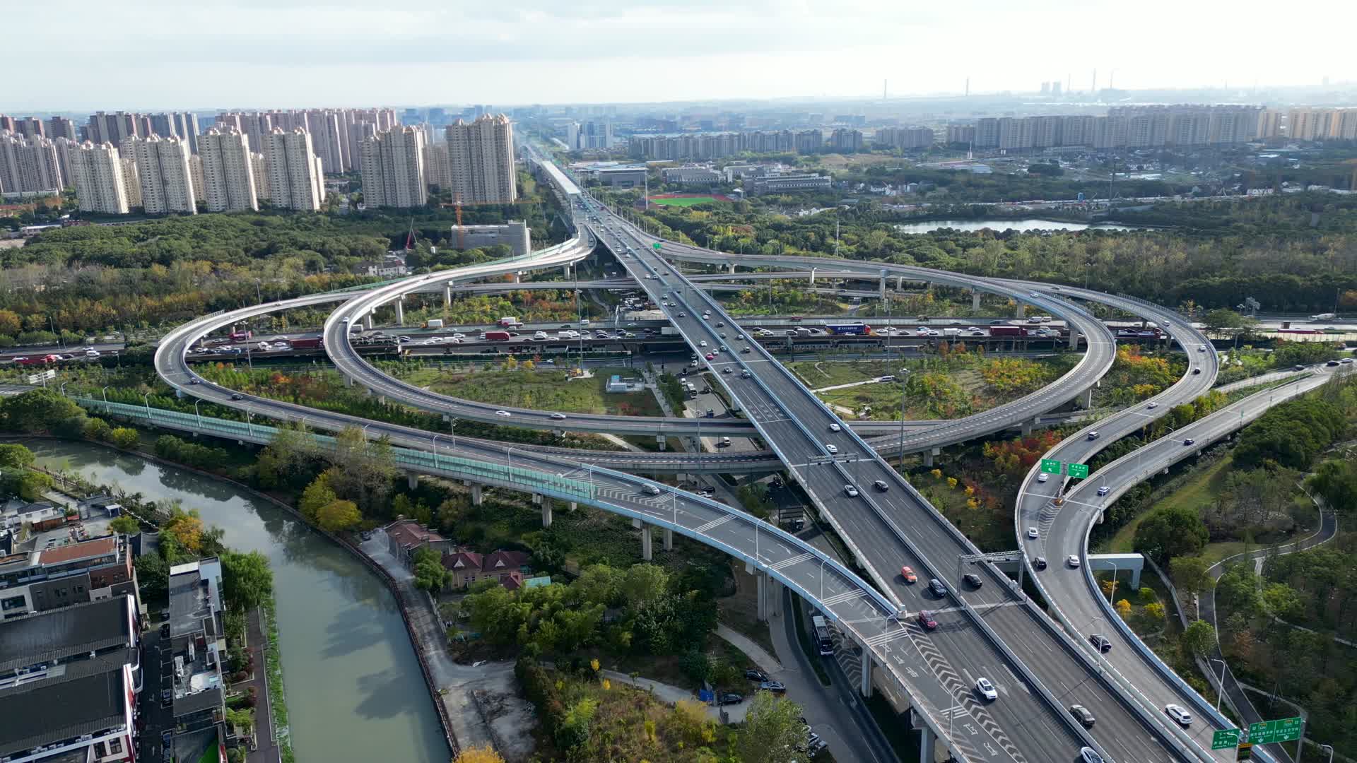 上海城市高架桥交通车流航拍4K60视频的预览图