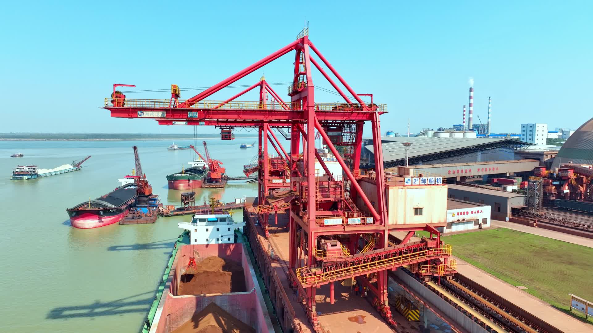 湖南港务局吊装码头视频的预览图