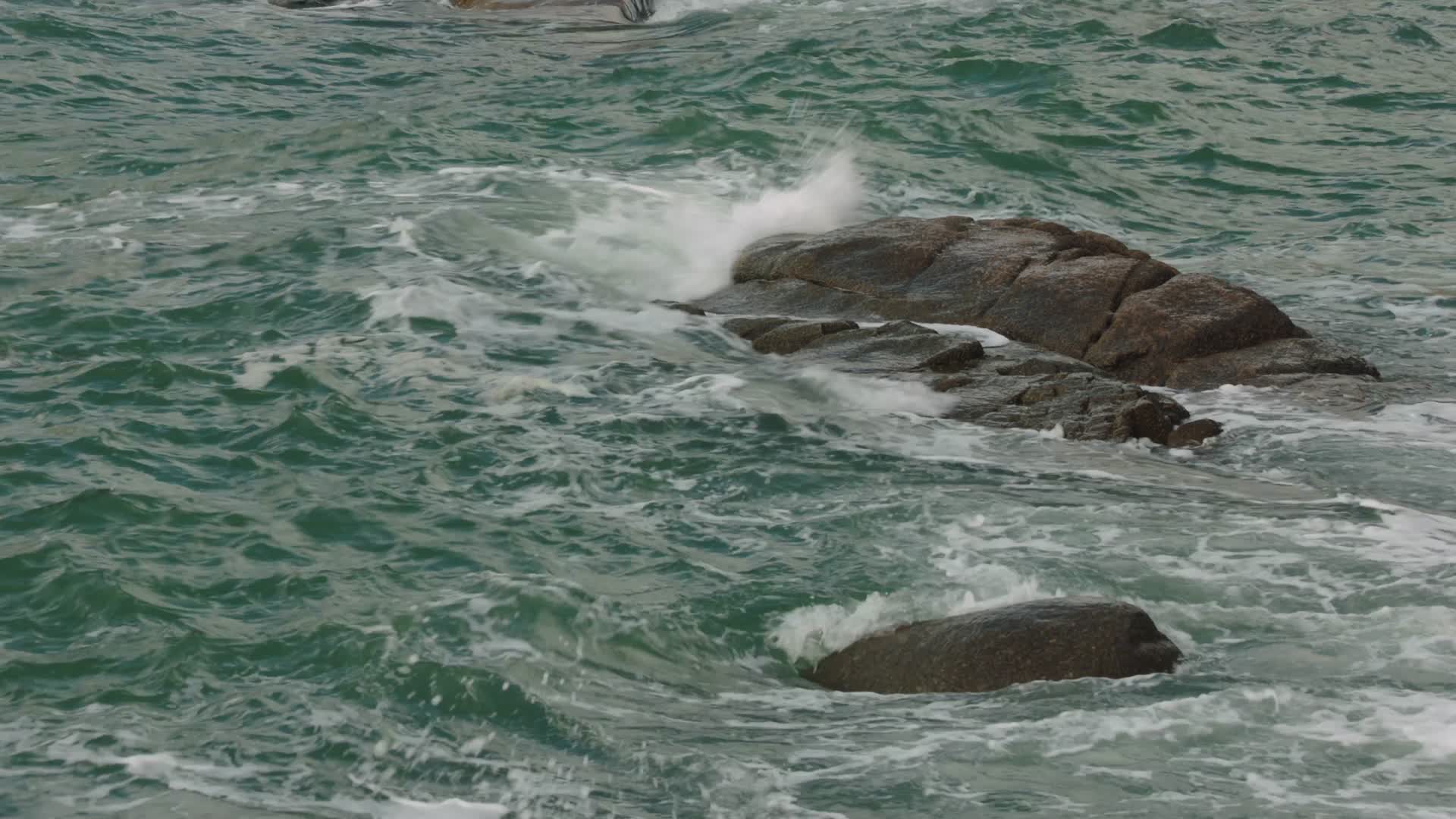 海浪拍打礁石视频的预览图