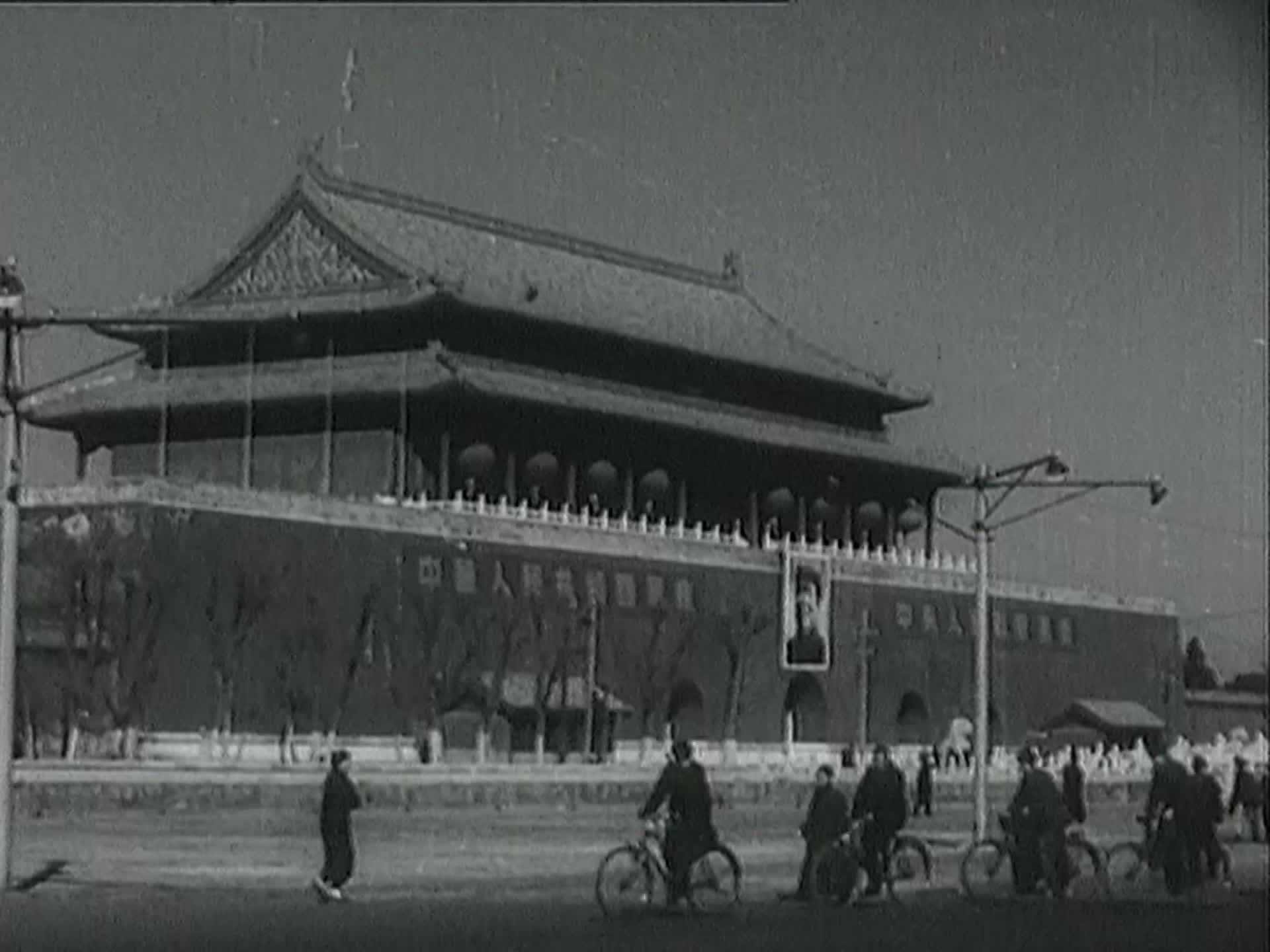 50年代的北京天安门前门楼朝阳门有轨电车视频的预览图