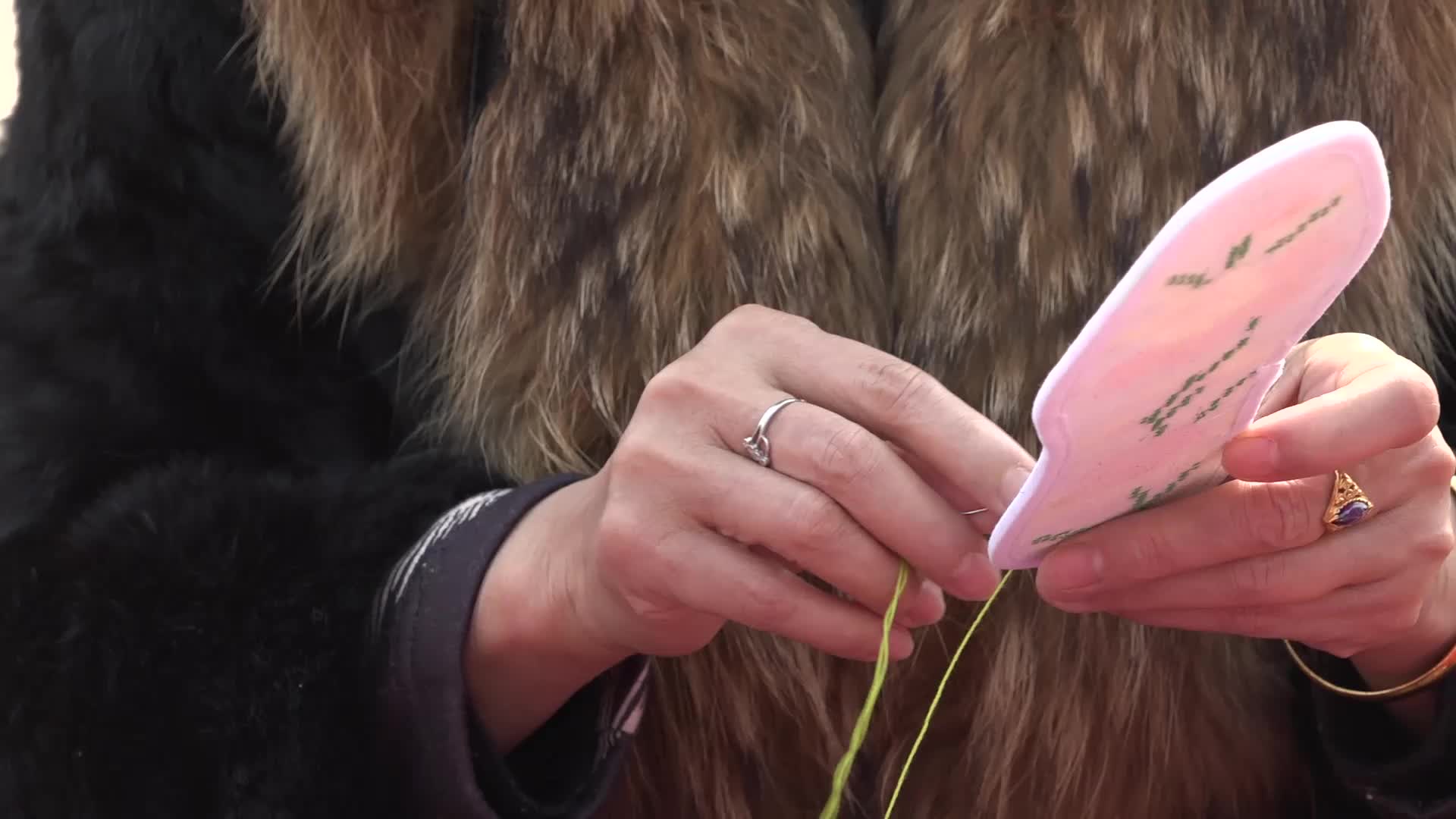 手工艺绣花鞋垫3视频的预览图