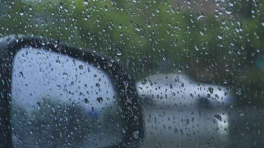 车窗雨滴滑落特写情绪视频的预览图