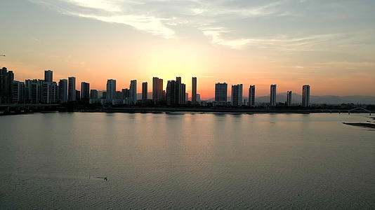 冬日黄昏日落前同安湾航拍厦门环东同安新城视频的预览图