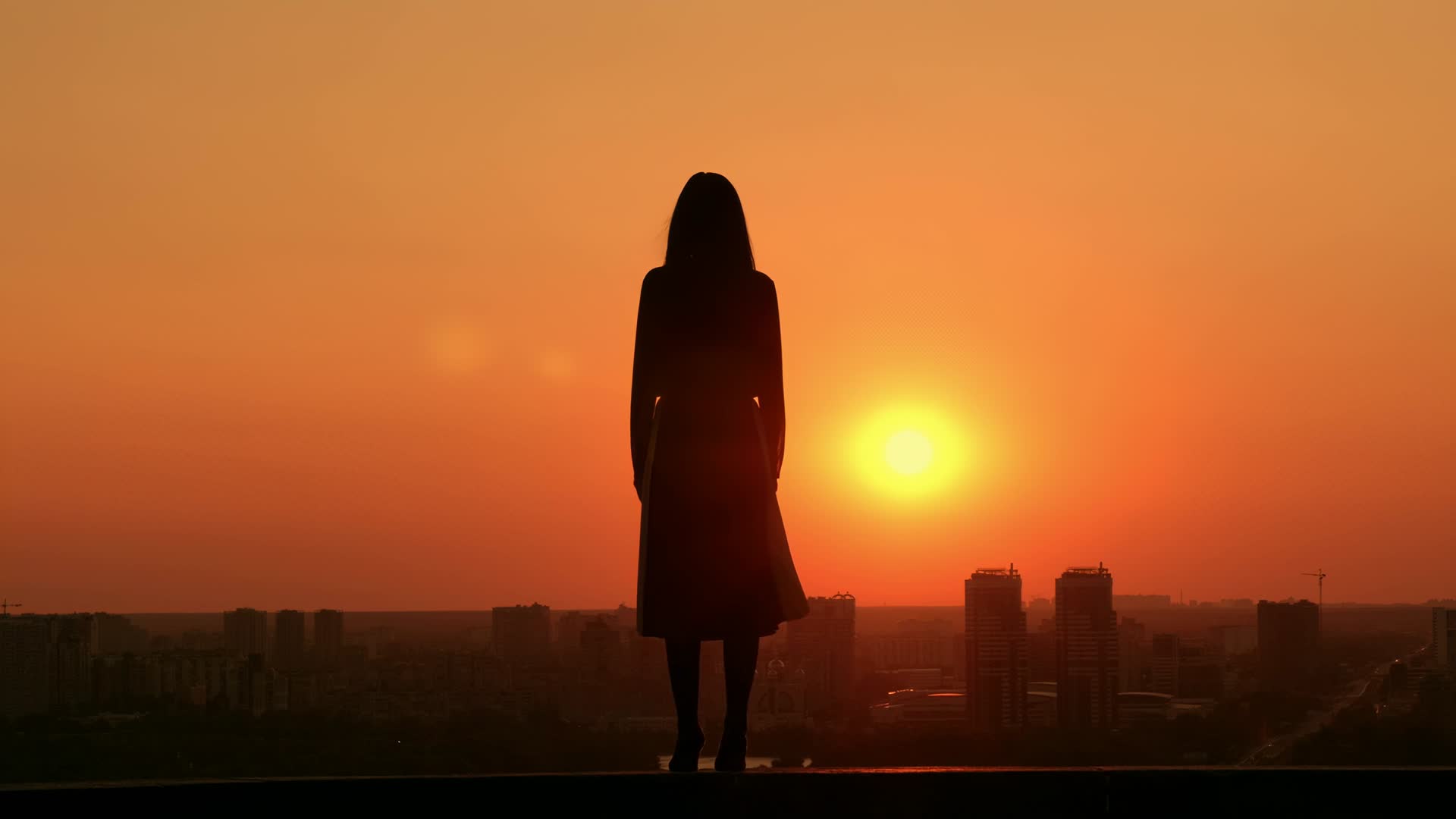 屋顶日落时的女人视频的预览图