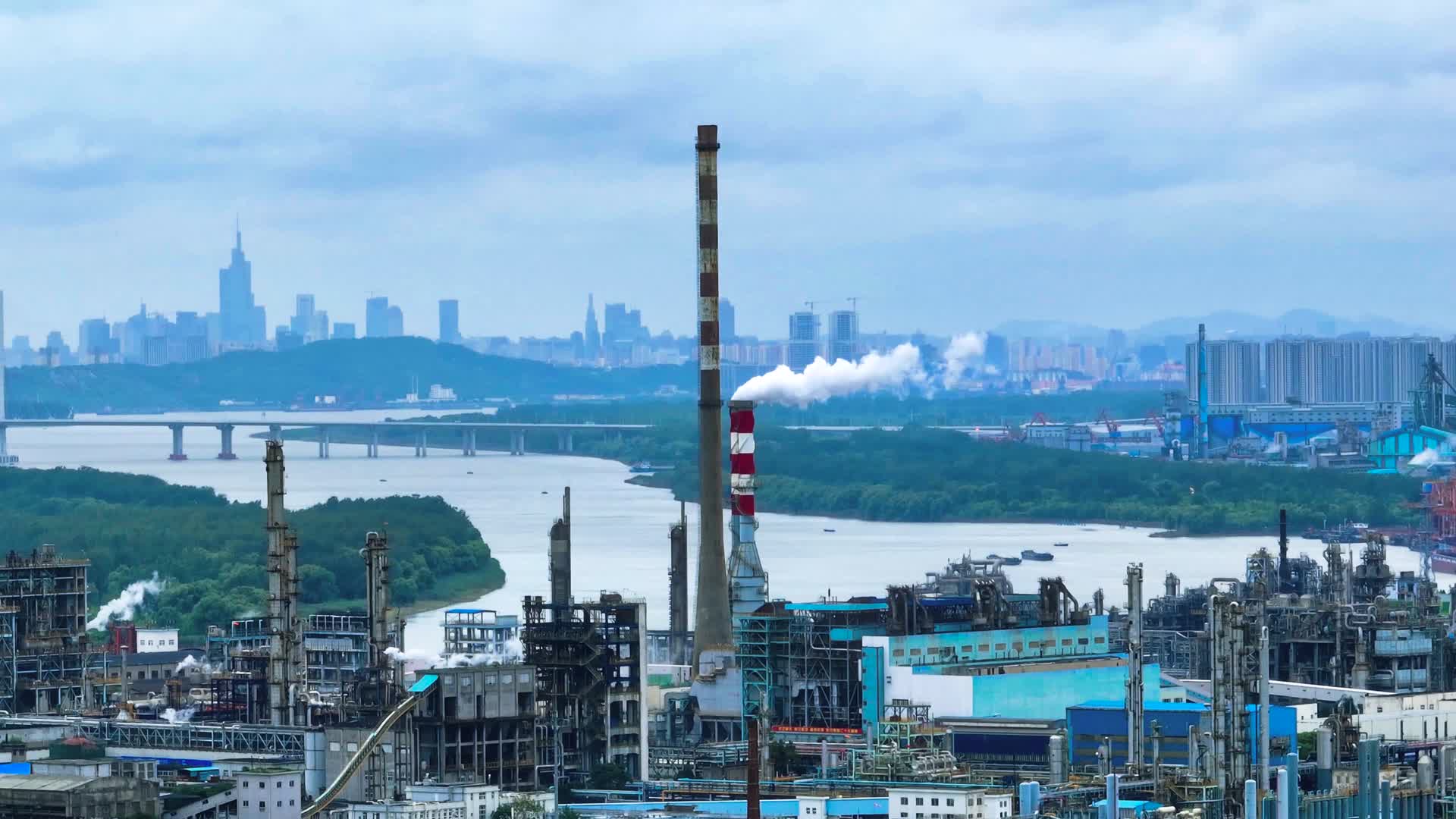 3分钟化工厂污染排放视频的预览图
