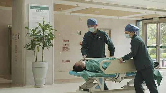 救护员送病人入院视频的预览图