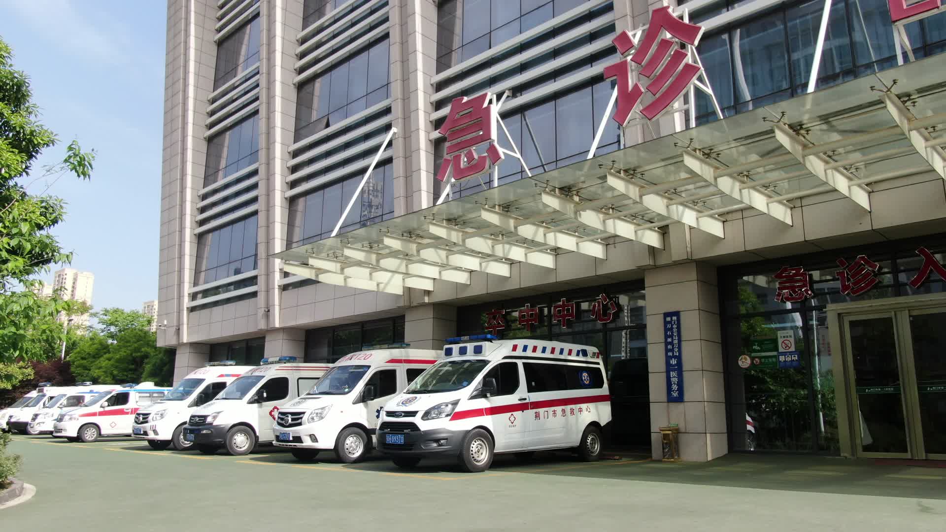 航拍急诊门口一排急救护车视频的预览图