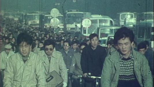 八九十年代北京市天安门长安街骑自行车的人流彩色历史资料改革开放下的北京视频的预览图