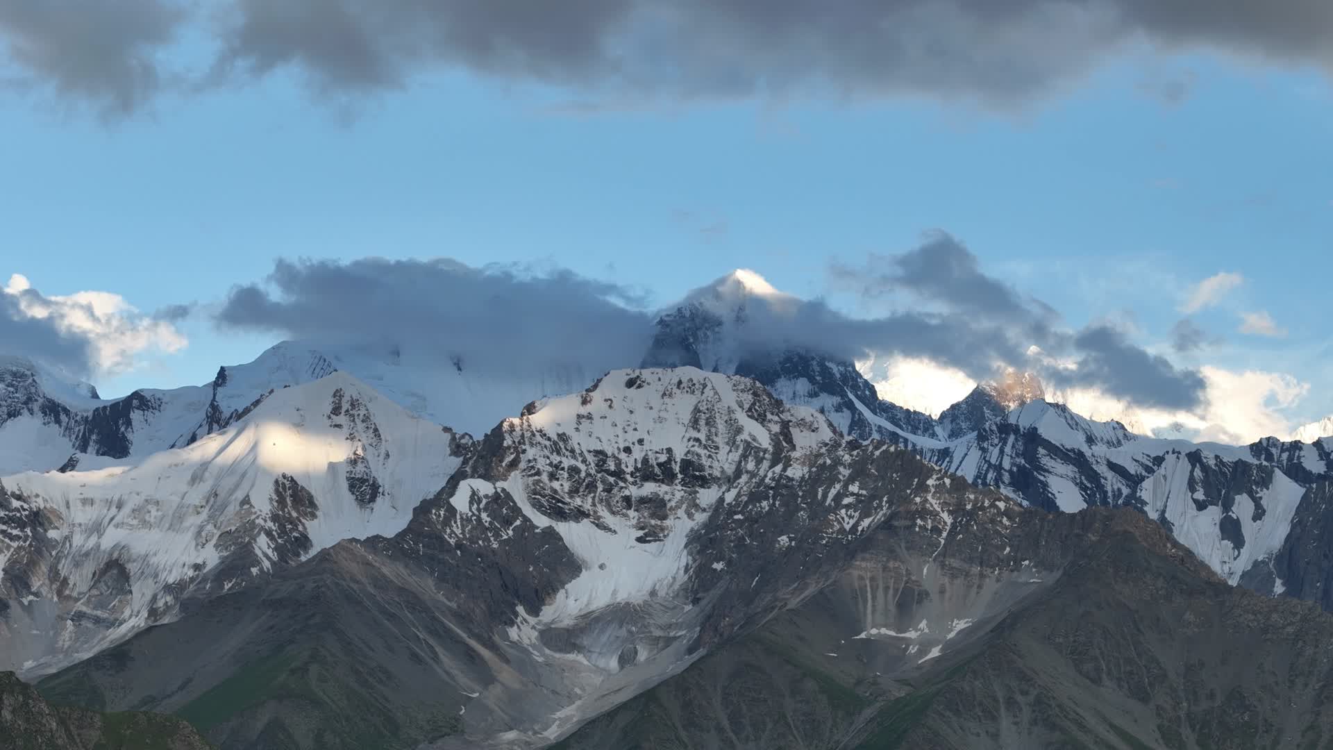 雪山云层变化航拍风景视频的预览图