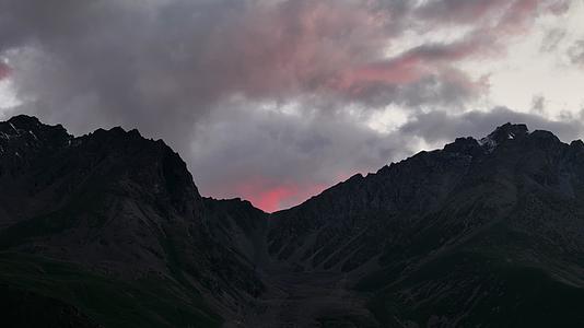 山和晚霞云朵航拍风景视频的预览图
