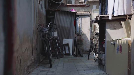 北京市胡同陈旧自行车门当户对巷口视频的预览图