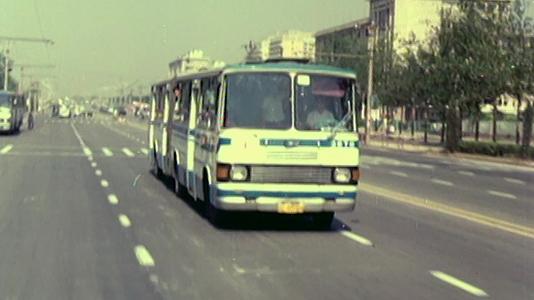 公交车影像资料老式公交车售票员乘客少先队员公交车司机六七十年代的北京交通视频的预览图