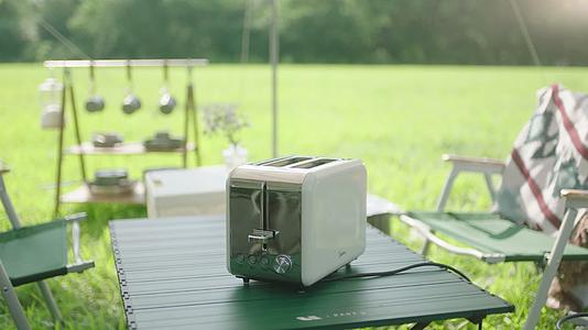4k露营电器空气炸锅咖啡机烤面包机视频的预览图