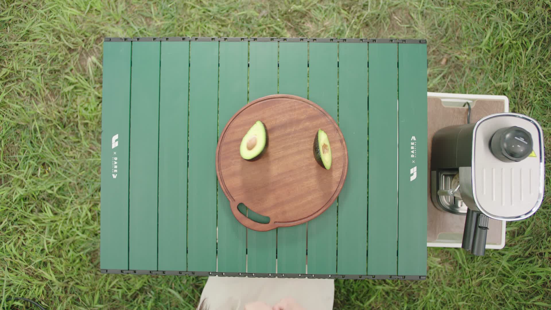 4k实拍野外露营制作牛油果三明治视频的预览图