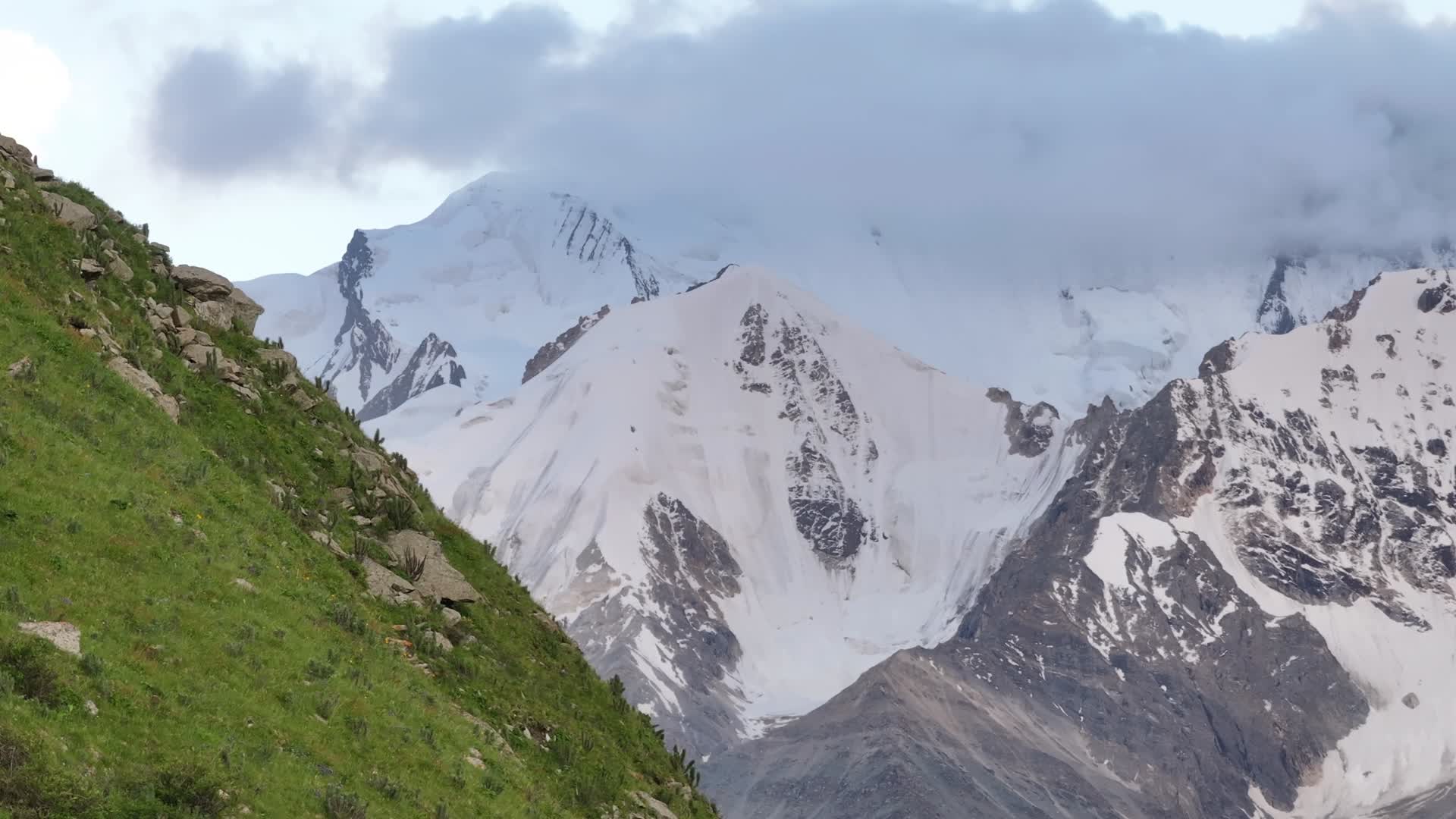 雪山山峰云层航拍风景视频的预览图