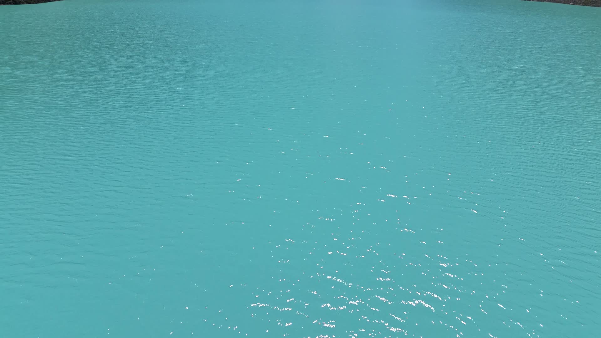 玉湖高山云层雪山航拍风景视频的预览图