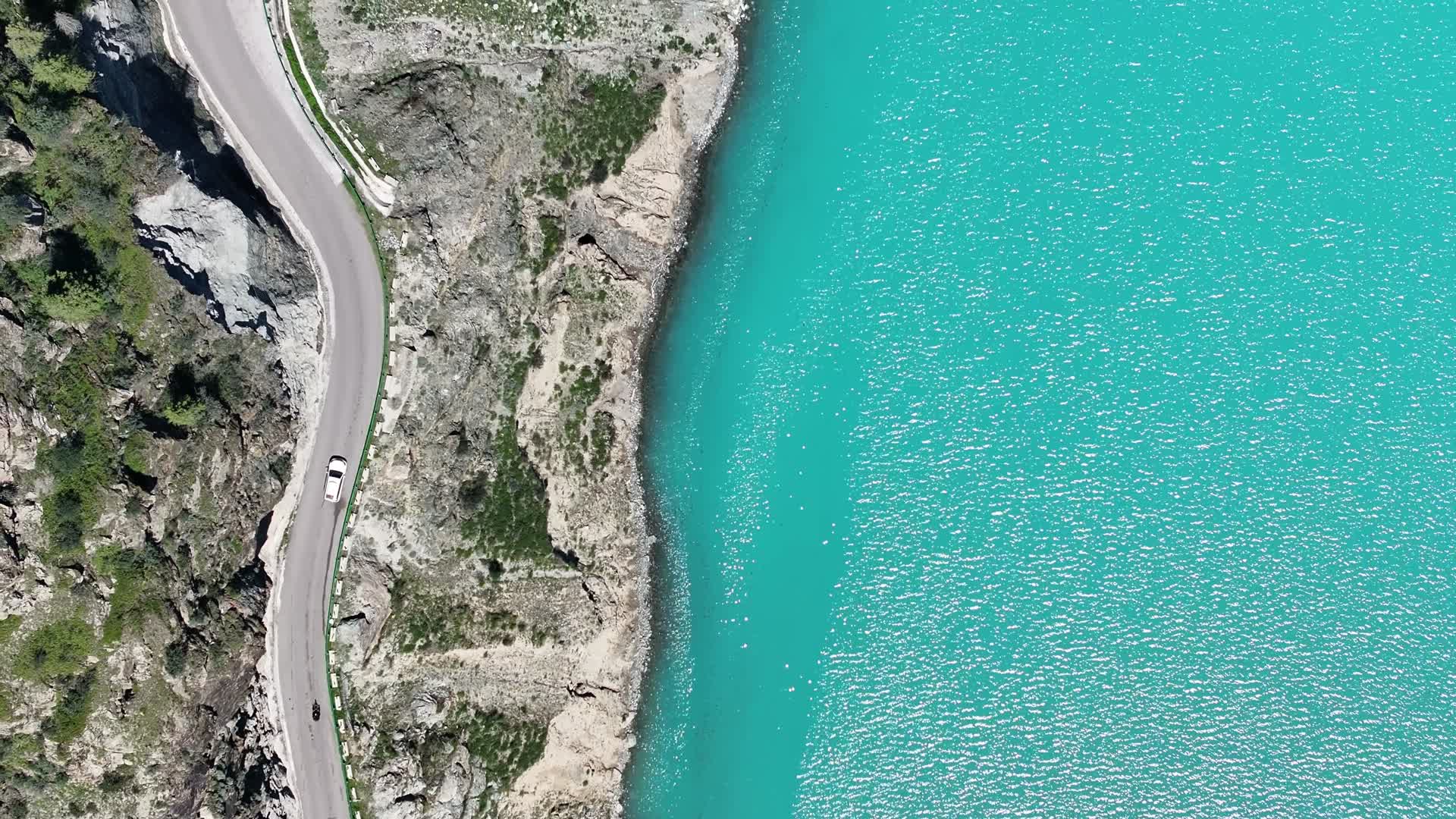 玉湖公路车辆雪山航拍风景视频的预览图