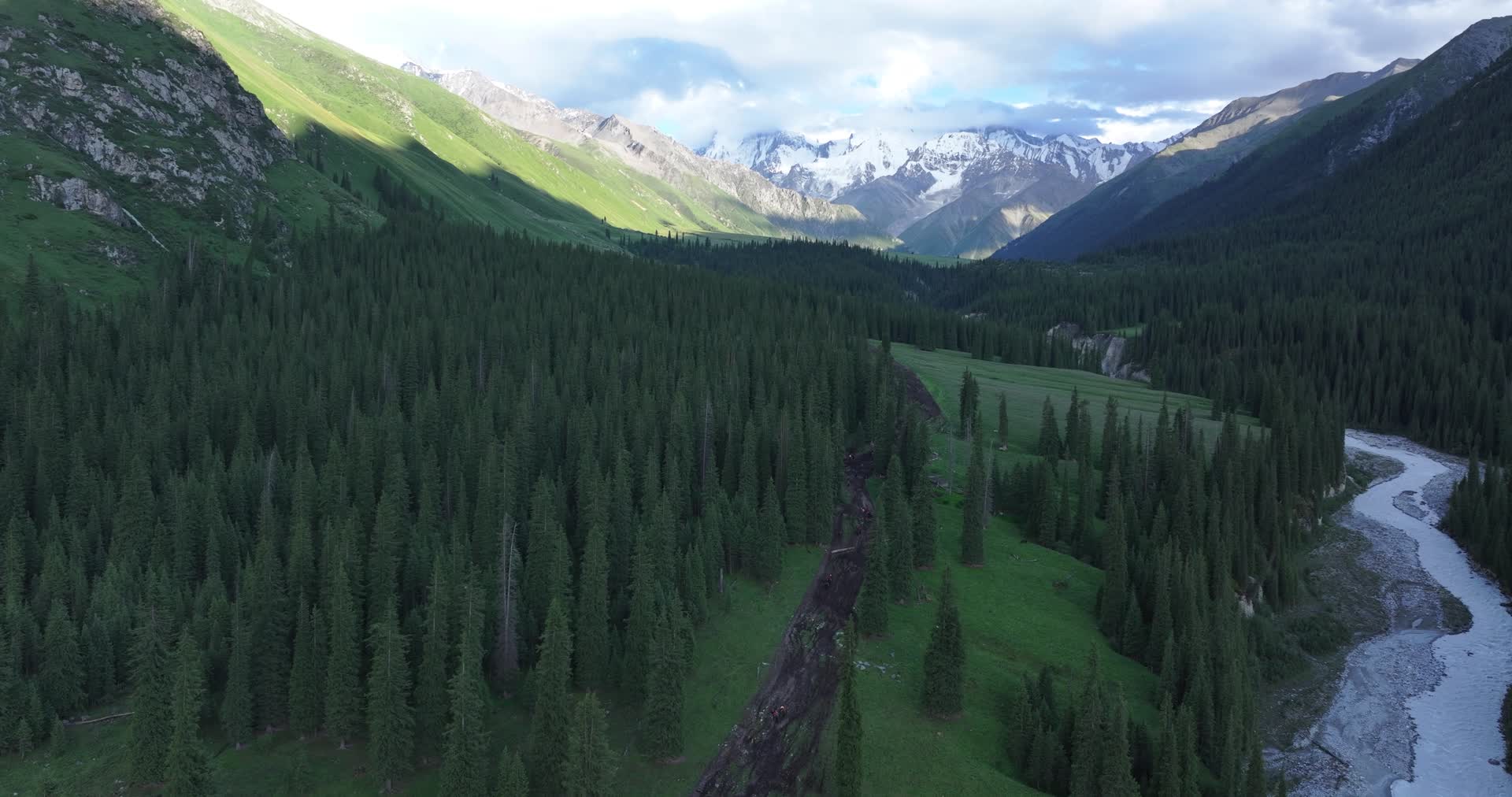 森林河流雪山云层航拍风景视频的预览图