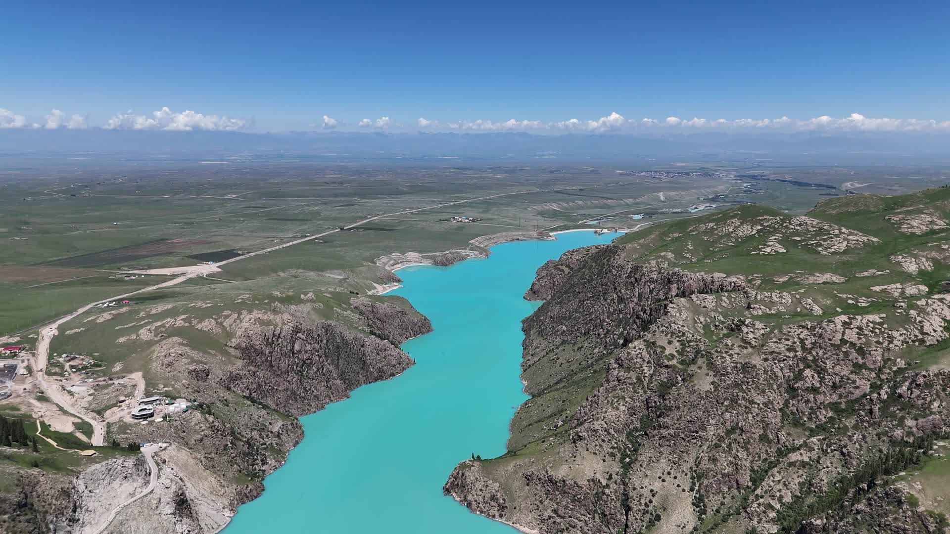 雪山河流玉湖云层草原航拍风景视频的预览图