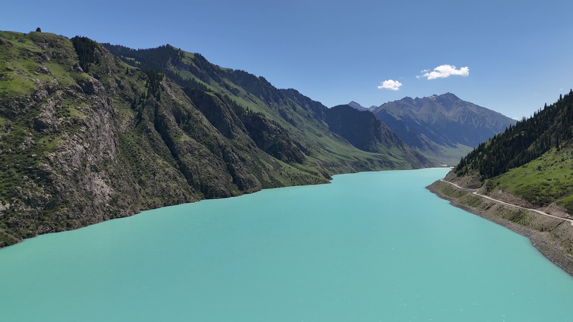 玉湖高山航拍风景视频的预览图