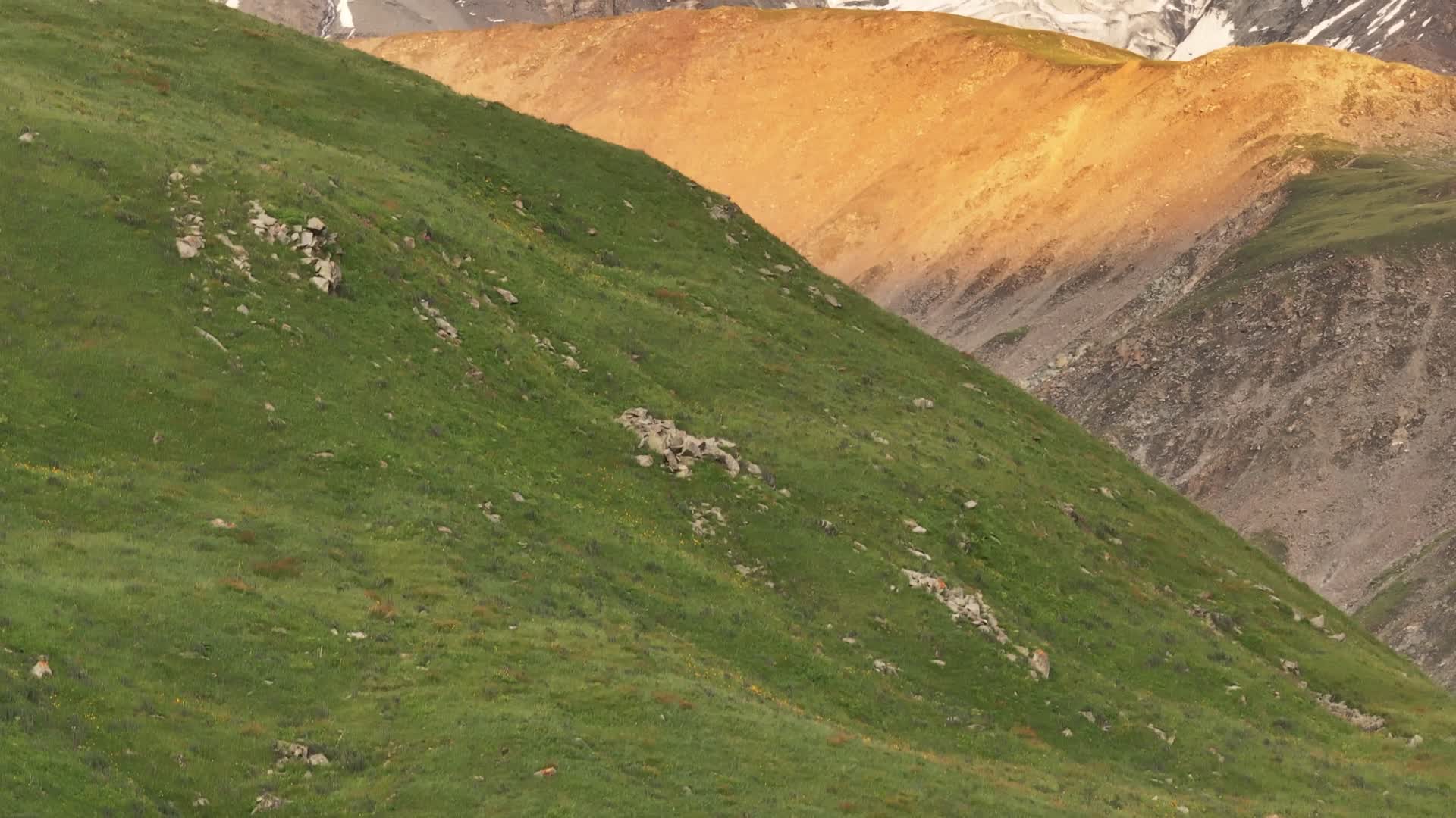 雪山高山日照金山航拍风景视频的预览图