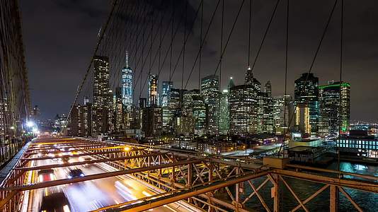 钢铁大桥与城市夜景视频的预览图