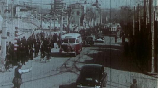 六七十年前的北京马路马路洒水车历史资料北京老街北京马路上的自行车视频的预览图