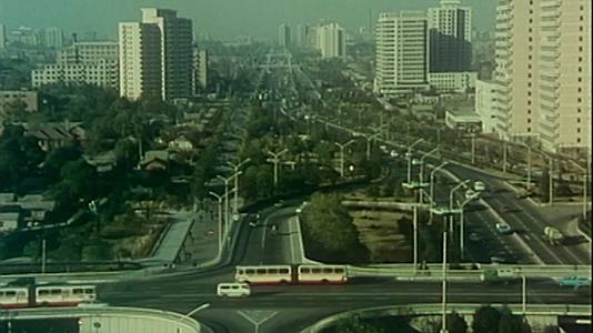立交桥人行道七八十年代自行车人流视频的预览图