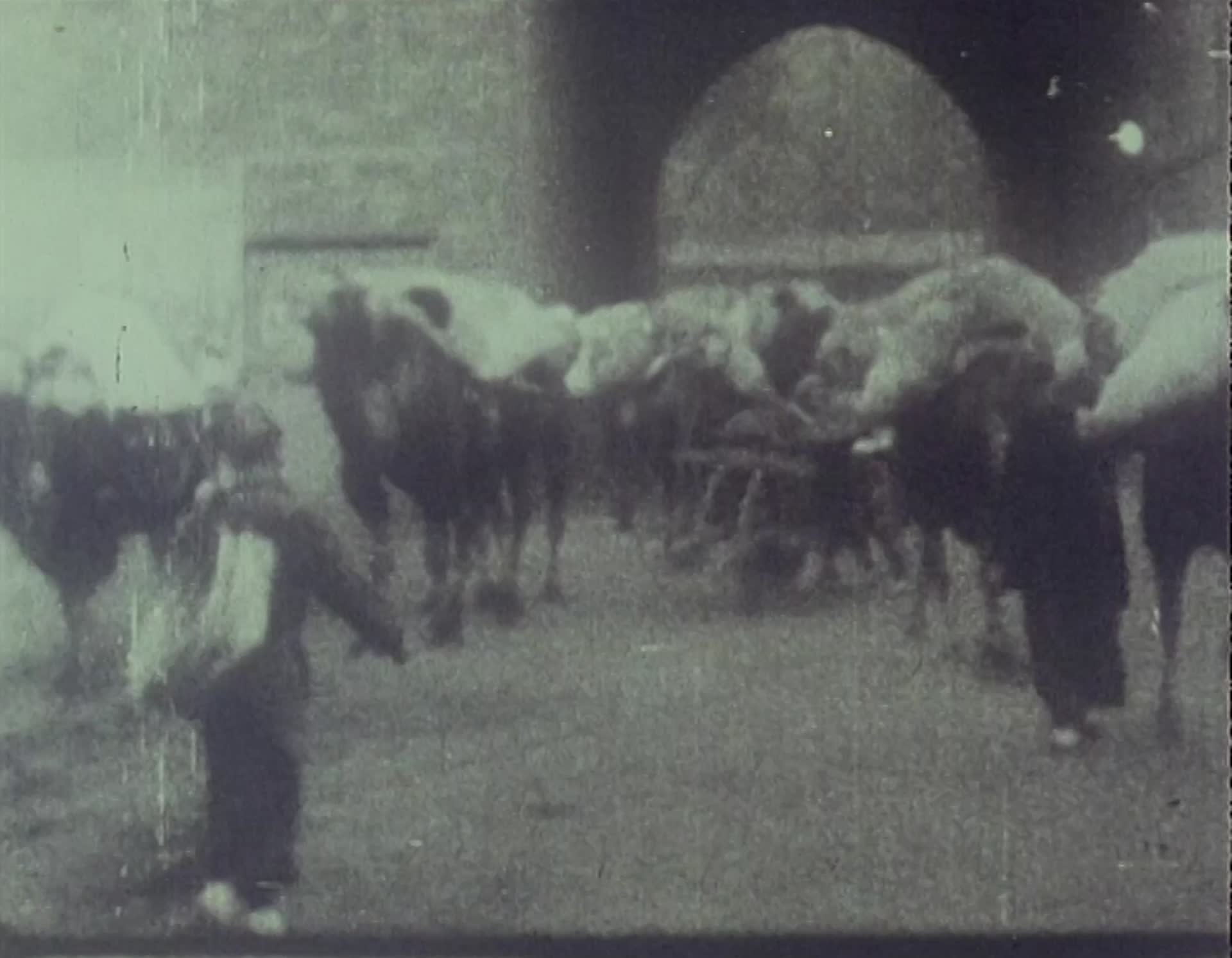清末北京城城楼影像上世纪骆驼队伍北京城马路上车队上世纪黑白影像视频的预览图