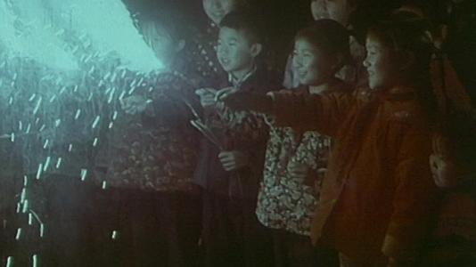 上世纪小朋友迎新年过节放烟花影像资料上世纪六七十年代视频的预览图