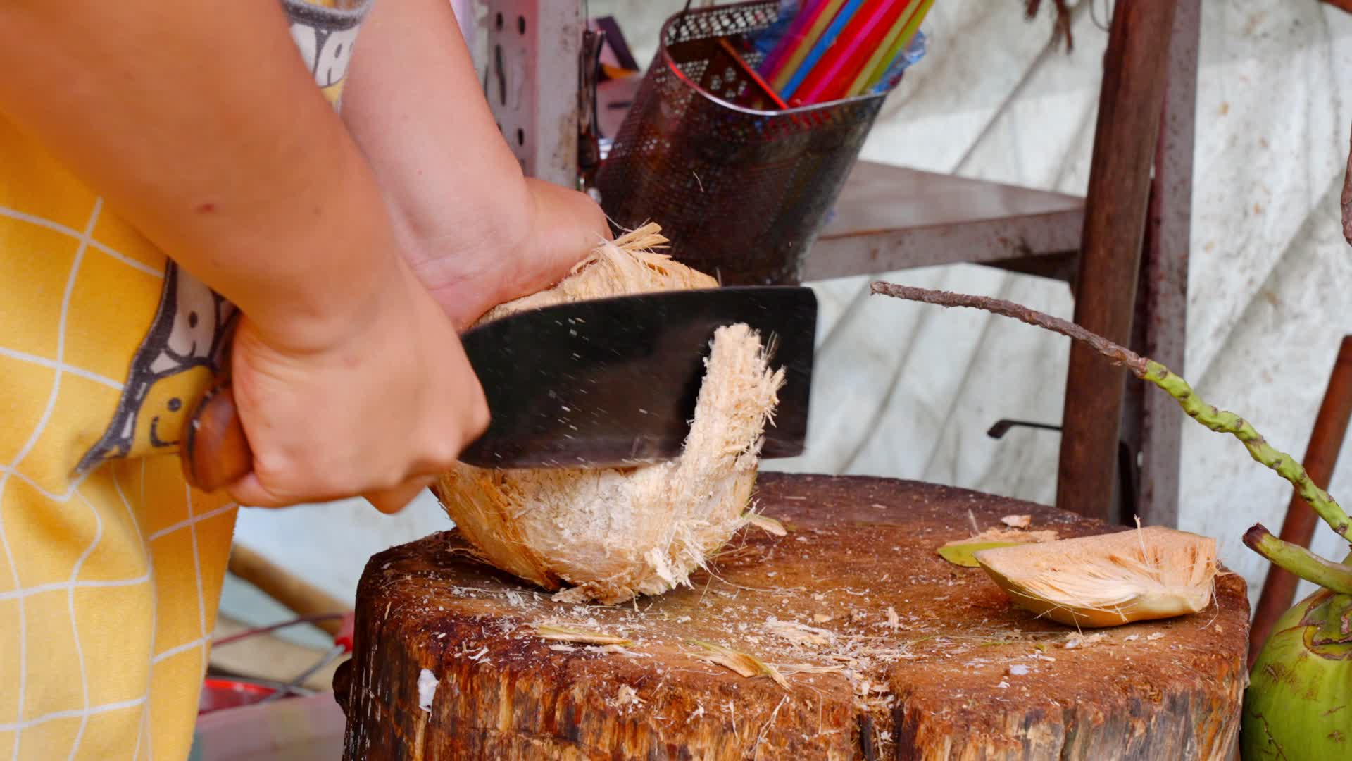 村街子地摊椰子小贩剥椰子皮露出白色椰肉视频的预览图