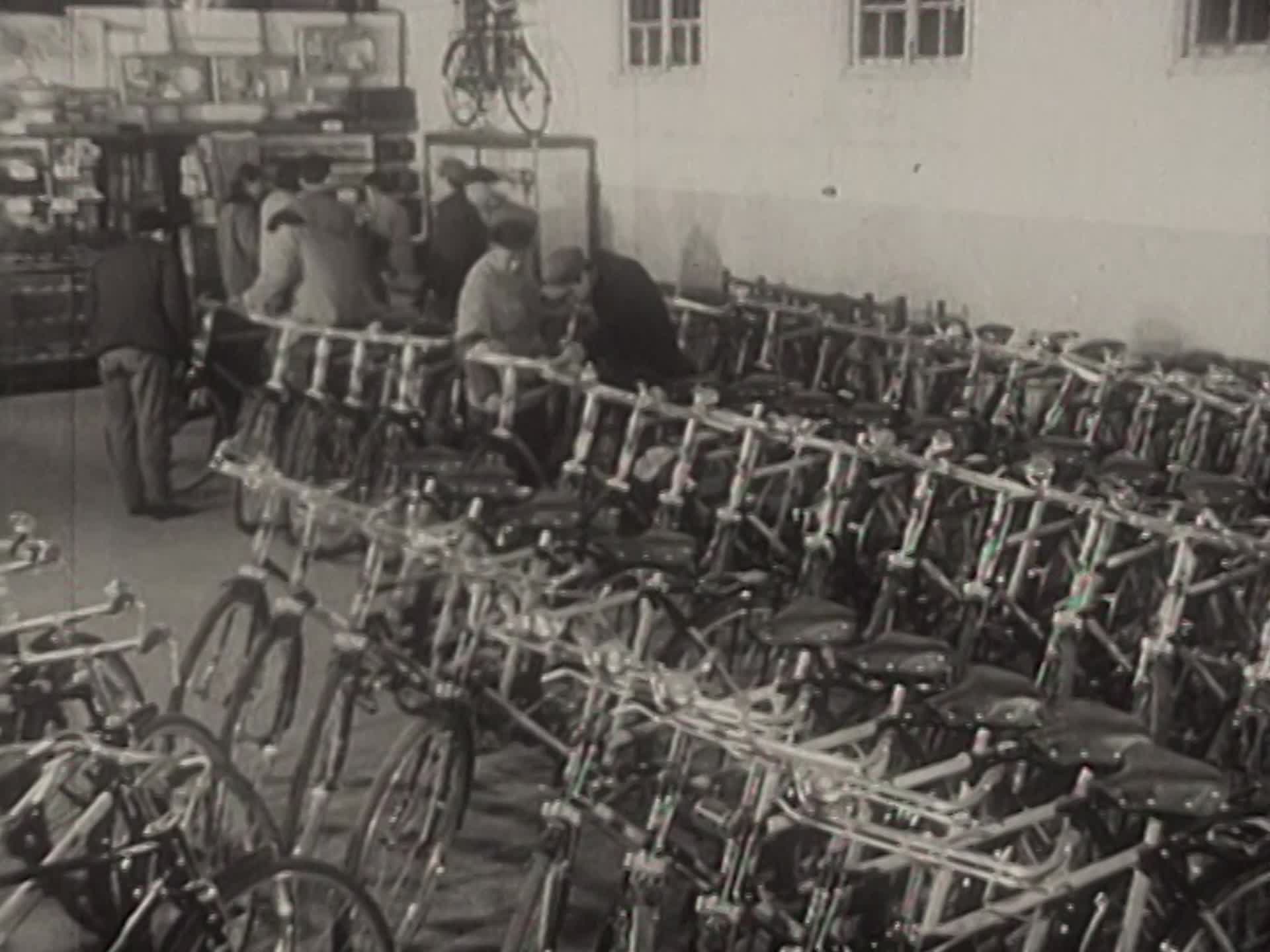 自行车发展历史黑白影像资料自相车售卖经济发展下的市场经济骑车黑白资料视频的预览图