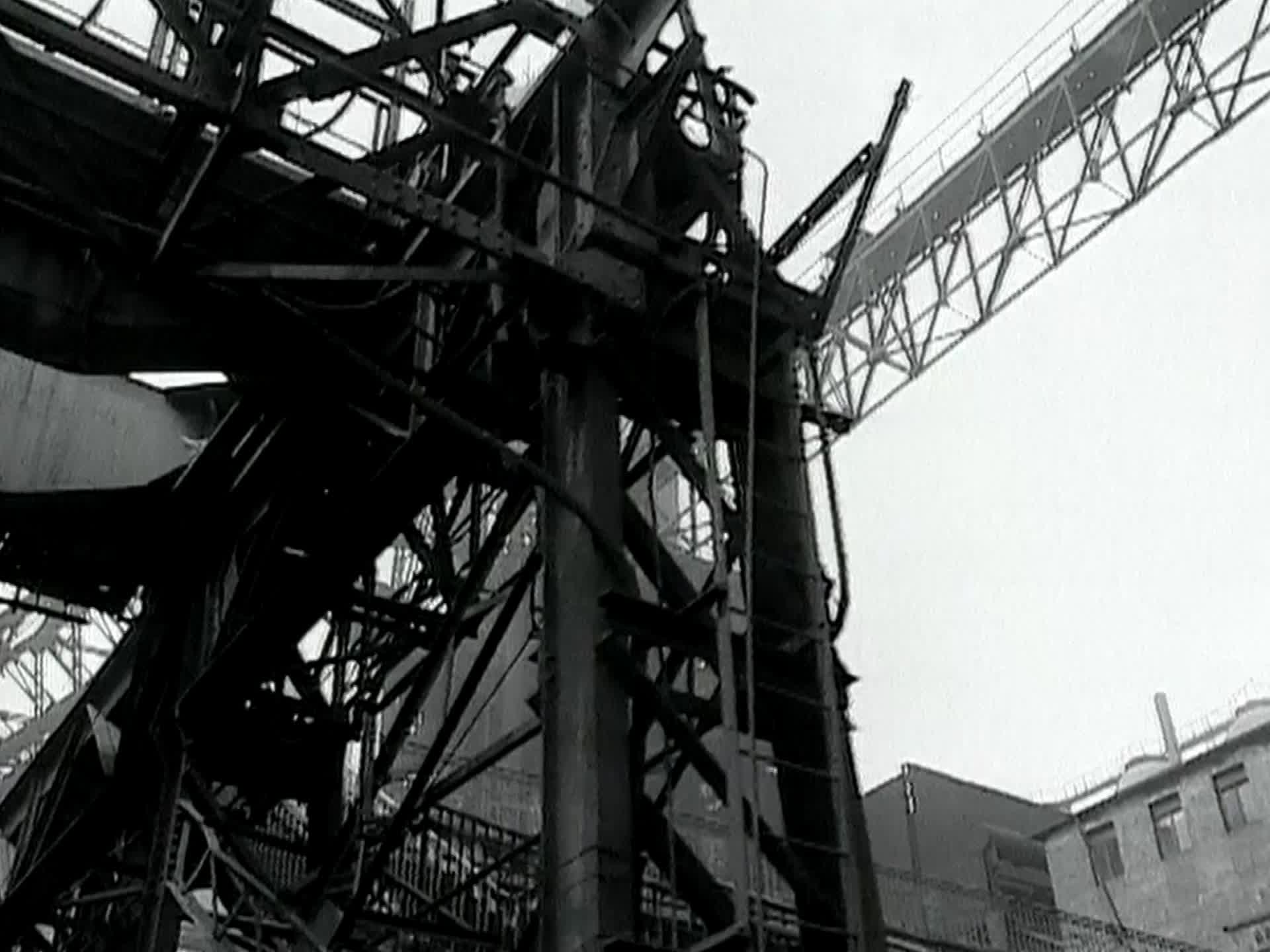 中国钢铁百废待兴建国初期钢铁厂百废待兴五六十年代老工人废旧钢铁厂视频的预览图