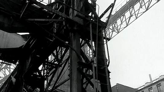 中国钢铁百废待兴建国初期钢铁厂百废待兴五六十年代老工人废旧钢铁厂视频的预览图