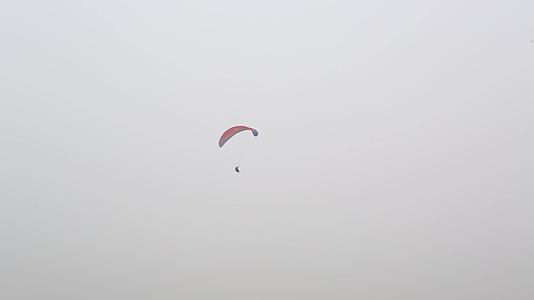 滑翔伞基地训练比赛视频的预览图