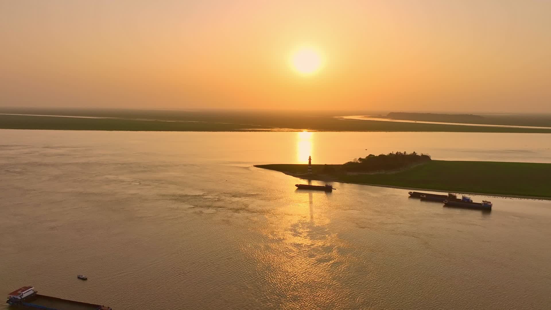 洞庭湖夕阳航道航拍视频的预览图