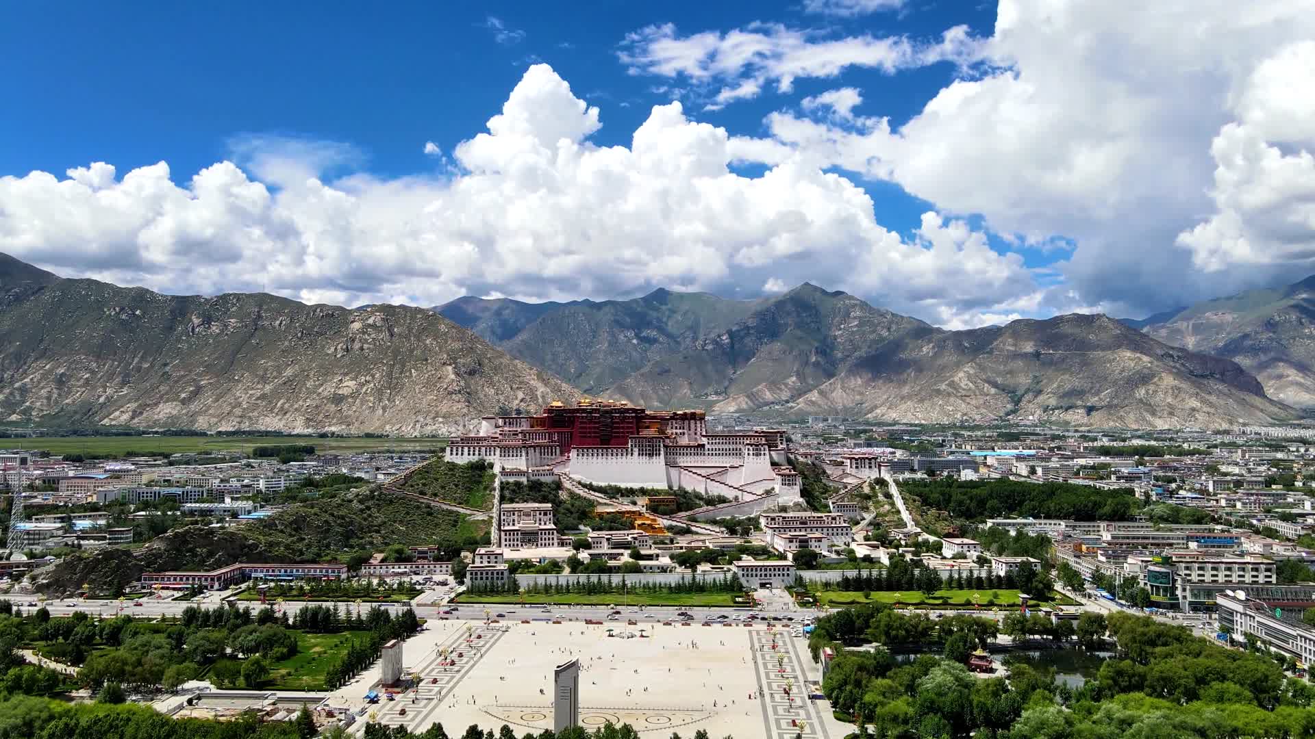 世界屋脊上的明珠布达拉宫4K航拍视频视频的预览图