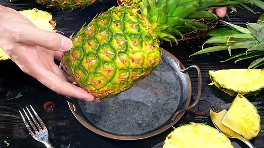 凤梨新鲜水果金钻凤梨香水菠萝视频的预览图