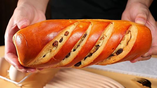 俄罗斯大列巴面包全麦核桃仁大面包早餐法棍视频的预览图