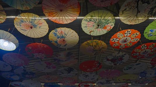 中国风春节古风装饰油纸伞复古灯光吊顶特写视频的预览图
