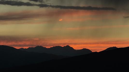 黄昏晚霞山脉天空航拍风景视频的预览图