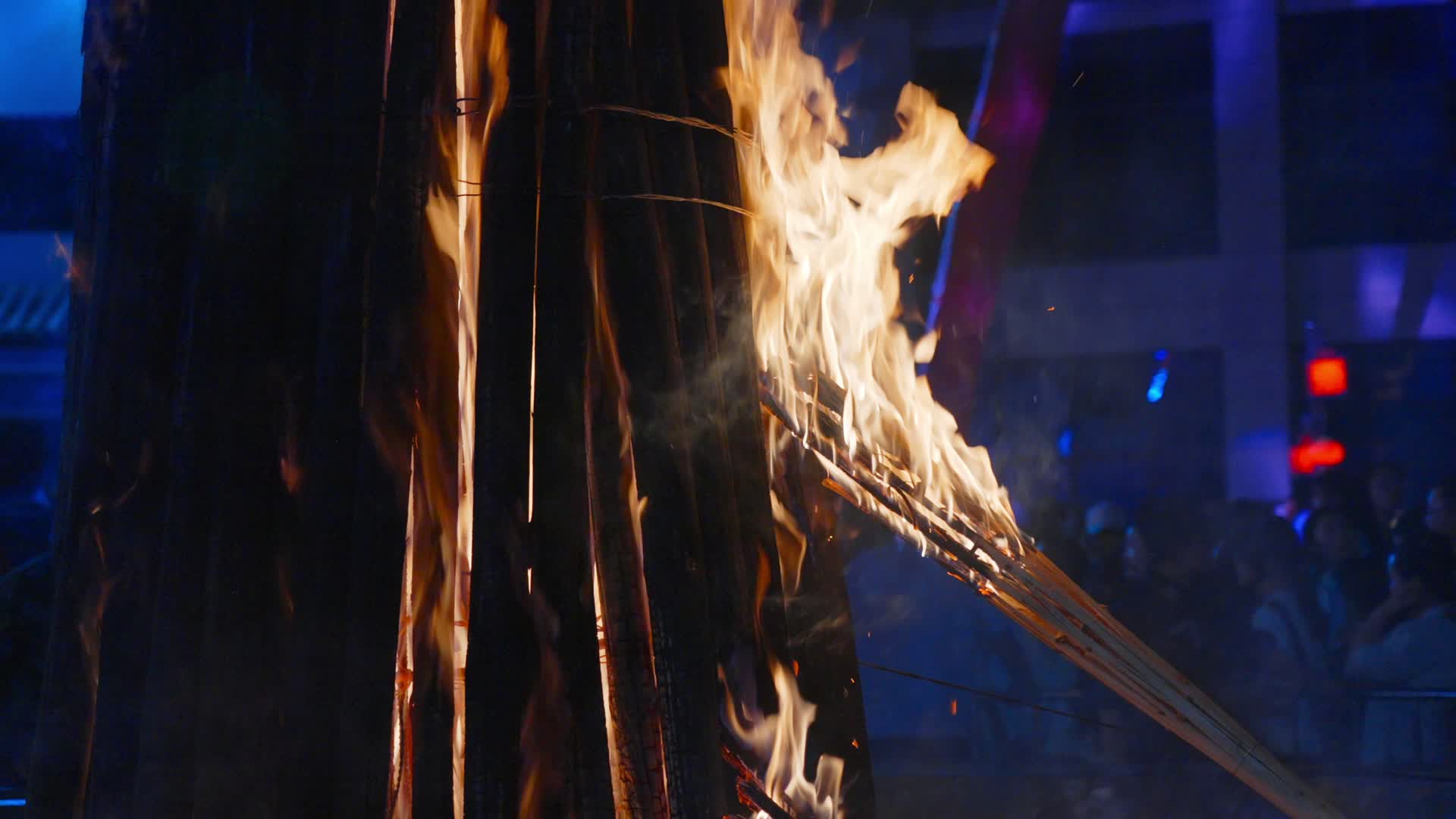 民族传统节日庆典活动篝火火堆载歌载舞现场视频的预览图