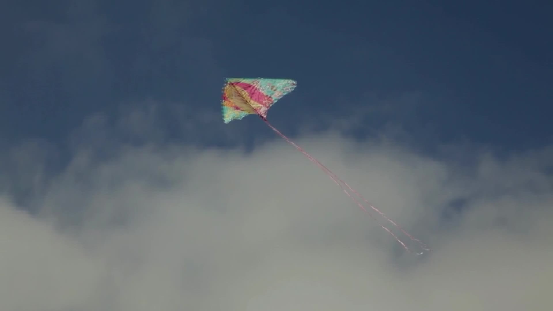 41蓝天白云下放风筝视频的预览图