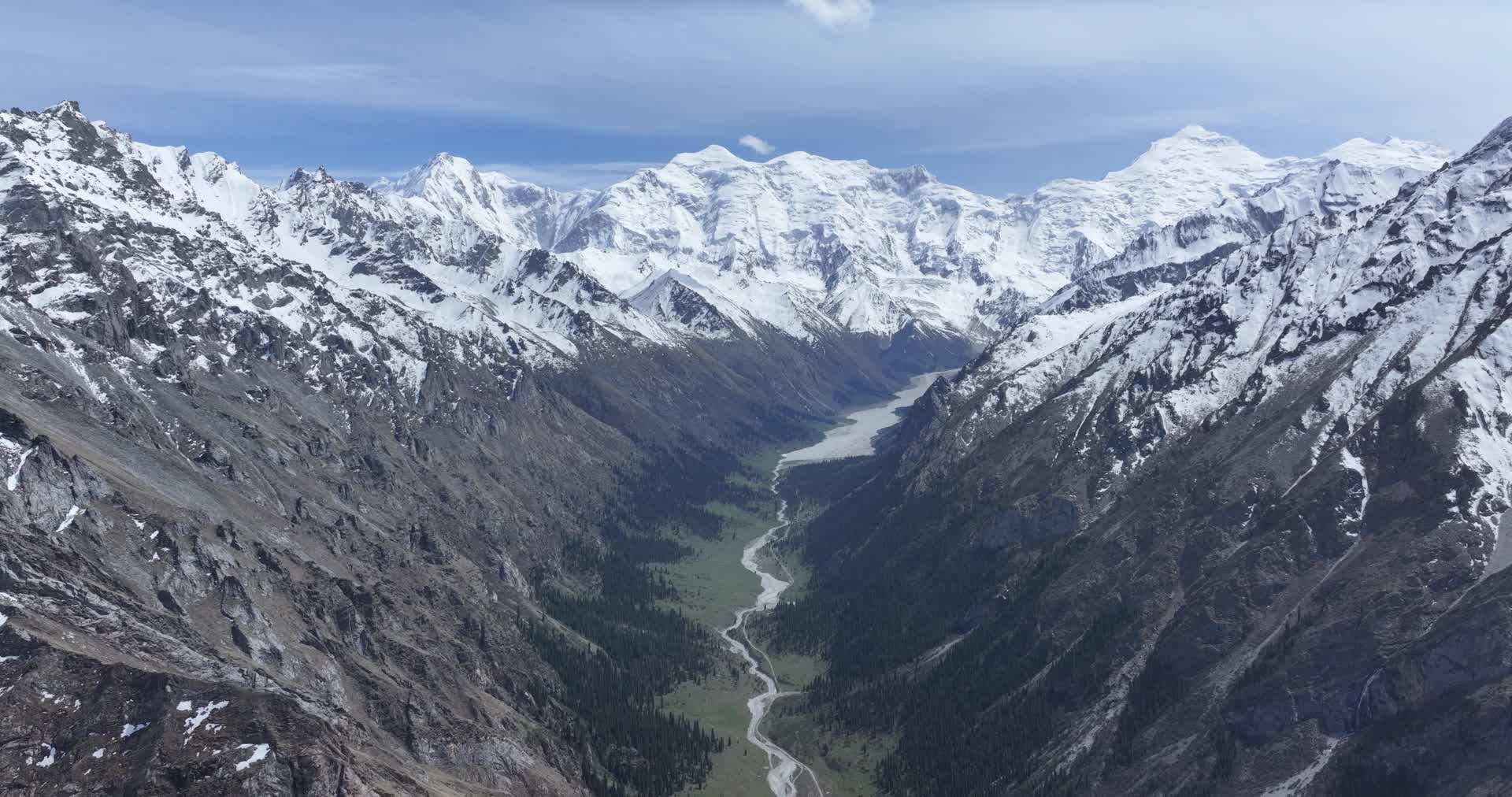 雪山河流森林天空航拍风景视频的预览图