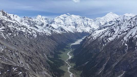 雪山河流森林天空航拍风景视频的预览图